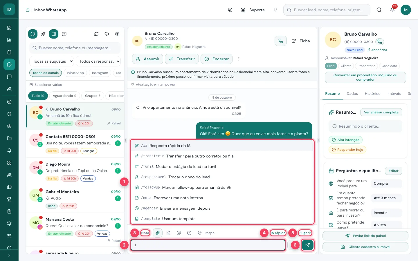 Menu de comandos aberto ao digitar barra no campo de mensagem