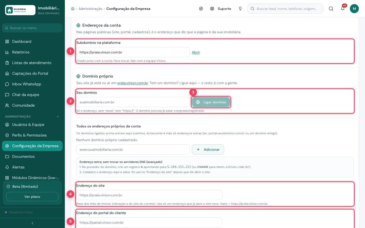 Bloco Endereços da conta com subdomínio, campo do domínio, botão Ligar domínio, endereço do site e do portal do cliente marcados