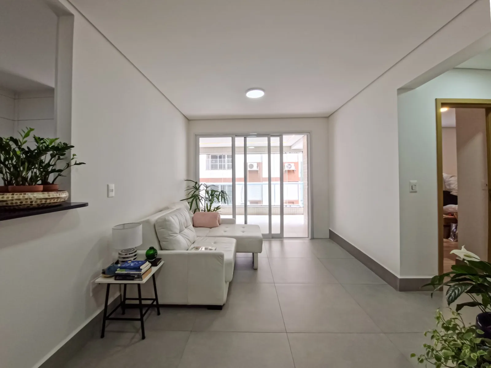 Maravilhoso apartamento de 2 dormitórios, 2 suítes, Vaga Demarcada, no Aparecida em Santos - SP. — foto 2