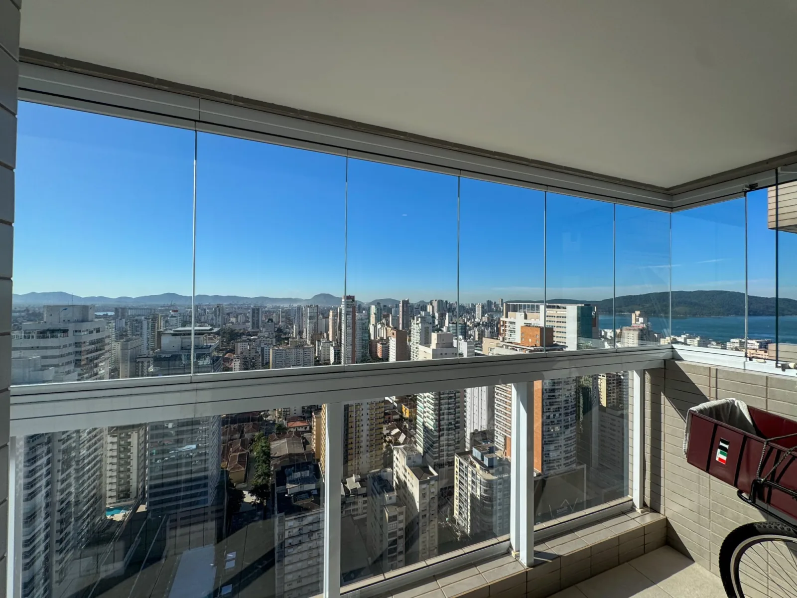Vista infinita, sofisticação e praticidade neste lindo apartamento no coração do Gonzaga. — foto 3