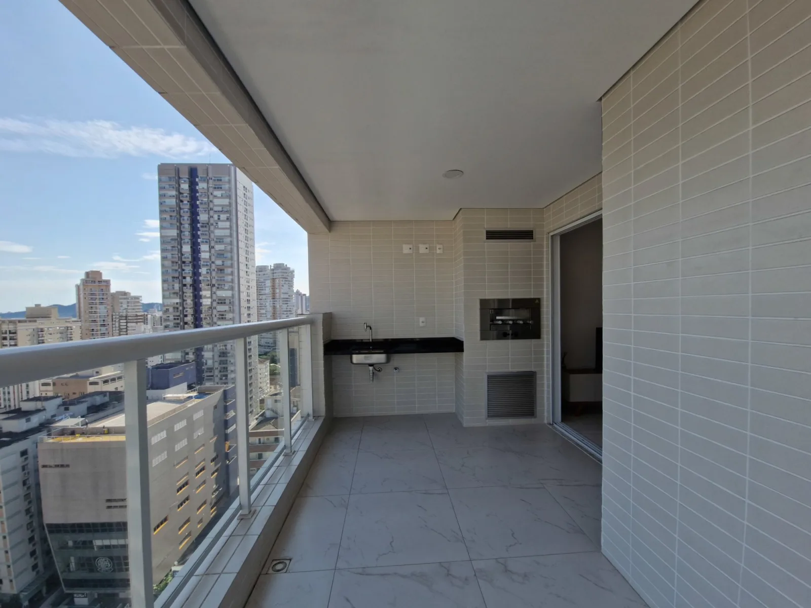 Esplêndido Apartamento de 02 dormitórios suítes, com linda vista mar, no Gonzaga, em Santos - SP. — foto 3