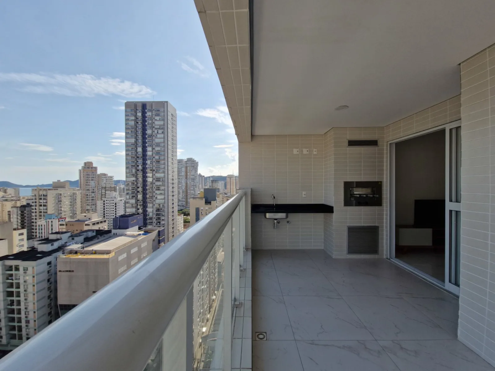 Esplêndido Apartamento de 02 dormitórios suítes, com linda vista mar, no Gonzaga, em Santos - SP. — foto 5