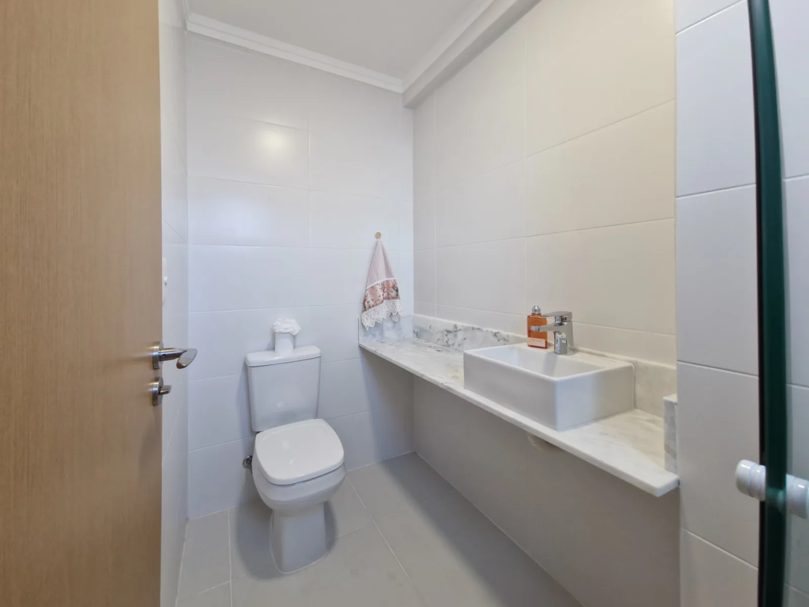 Esplêndido Apartamento de 02 dormitórios suítes, com linda vista mar, no Gonzaga, em Santos - SP. — foto 13