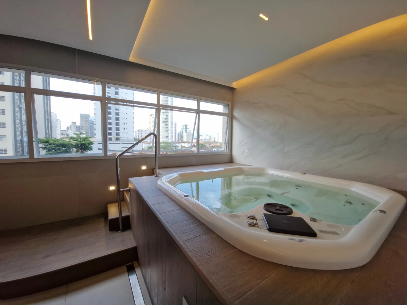 Esplêndido Apartamento de 02 dormitórios suítes, com linda vista mar, no Gonzaga, em Santos - SP. — foto 29